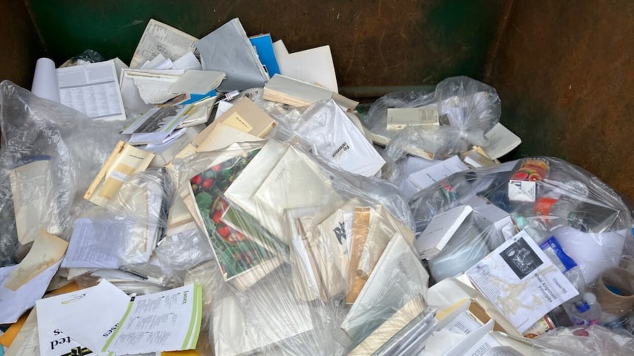Nouvelle destruction massive de livres jugés « dépassés » dans une école de l’Ontario