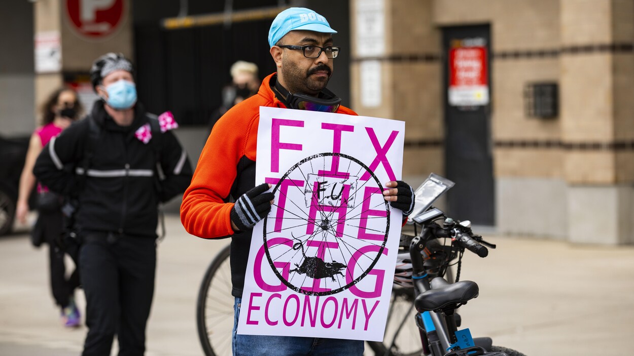 Un travailleur de Foodora manifeste le 1er mai à Toronto.