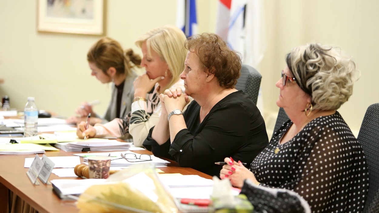 Liz Gagné et Chantale Cyr assises à une table lors du conseil des commissaires. Liz Gagné et Chantale Cyr assises à une table lors du conseil des commissaires.