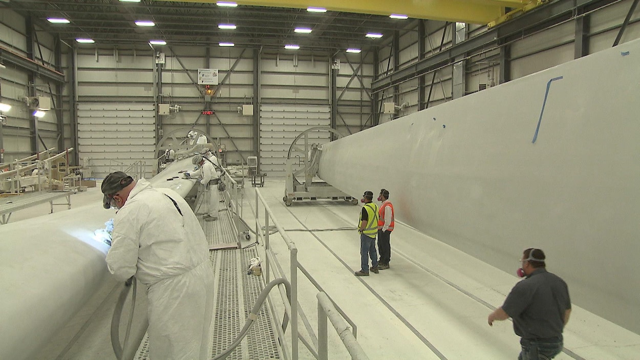 Des travailleurs de l'usine LM Wind Power
