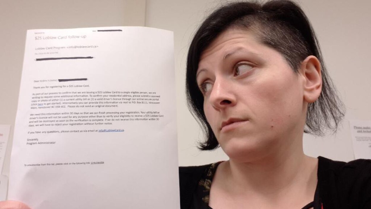 Robyn Fleming exhibe une copie papier de la demande de la compagnie Loblaw. Robyn Fleming exhibe une copie papier de la demande de la compagnie Loblaw.