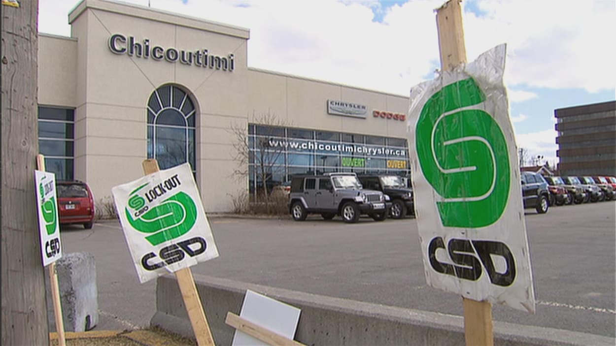 Des affiches syndicales avaient été installées durant le lock-out devant plusieurs garages du Saguenay-Lac-Saint-Jean.
