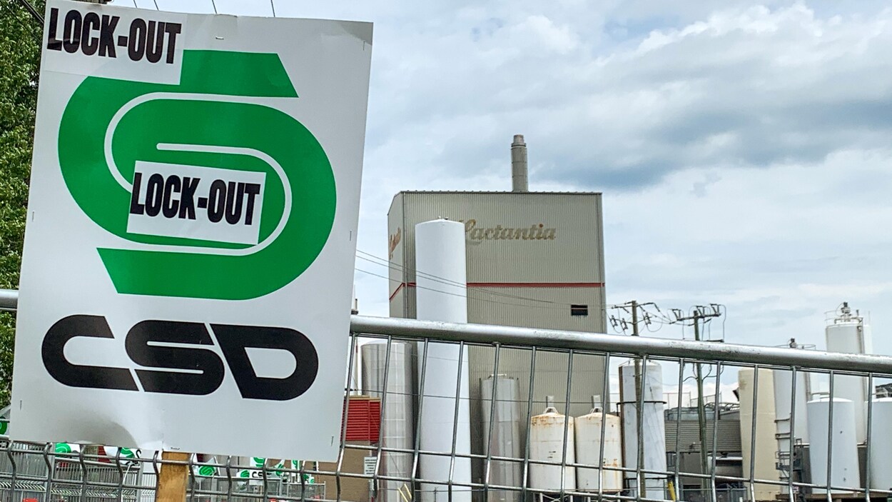 Une pancarte du syndicat devant l'usine.