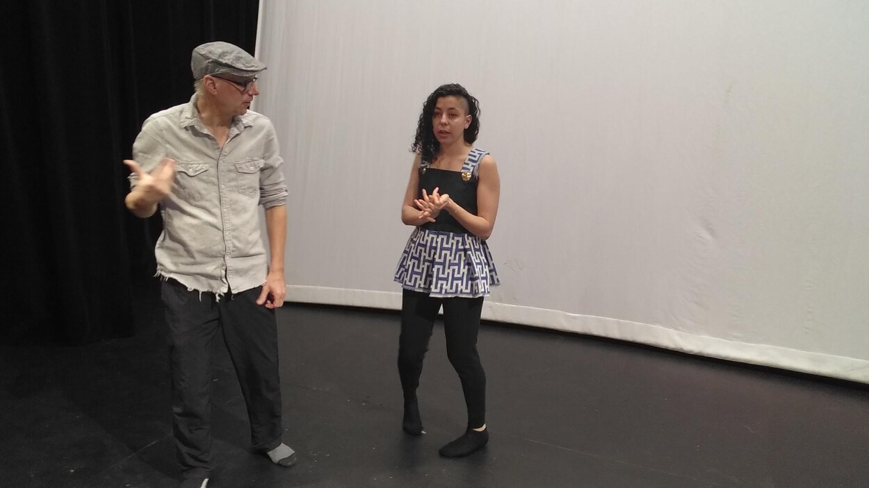 Le metteur en scène Bernard Salva dirige une comédienne dans la production de l'Odyssée.