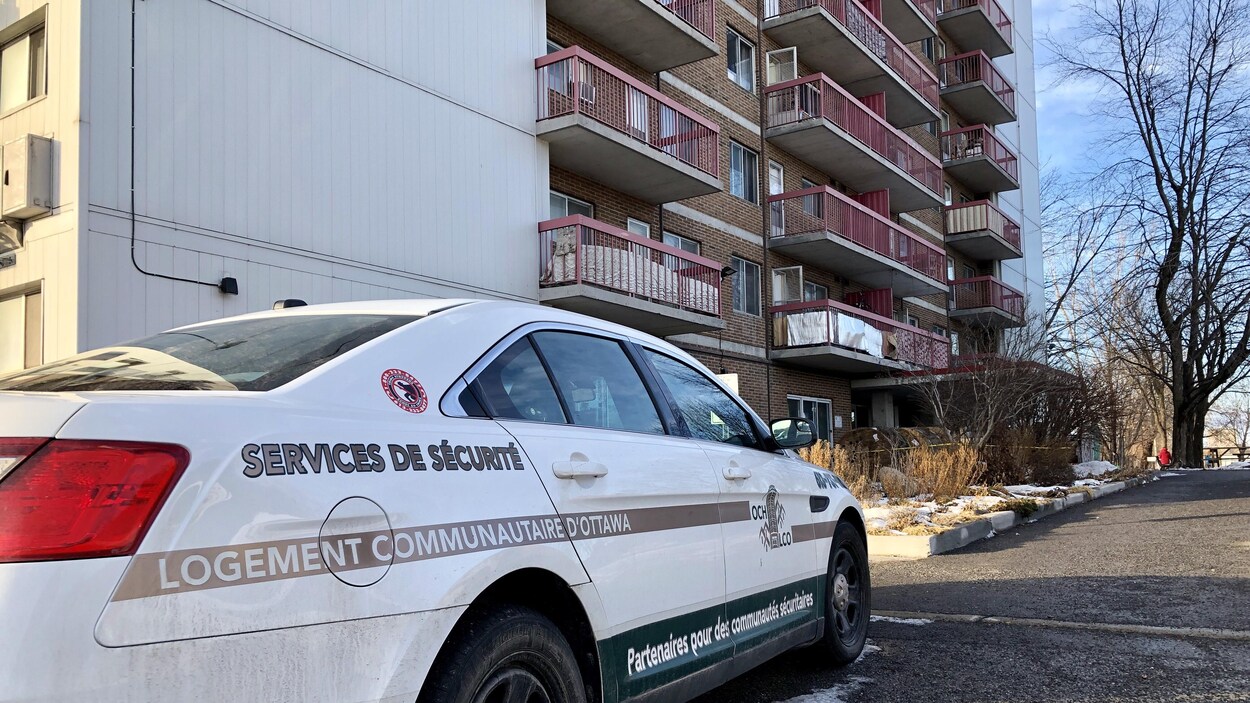 Une véhicule du service de sécurité de Logement communautaire d'Ottawa devant l'immeuble du 251 rue Donald.
