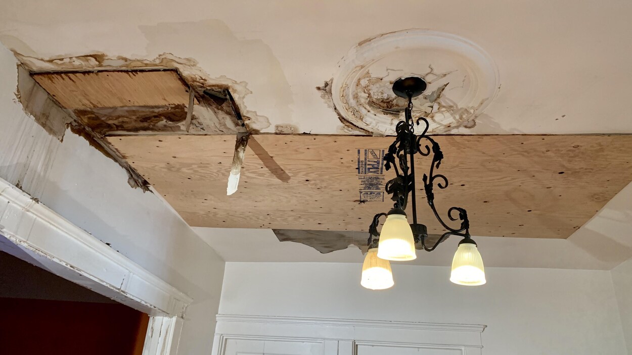 Des planches de bois sur le plafond.