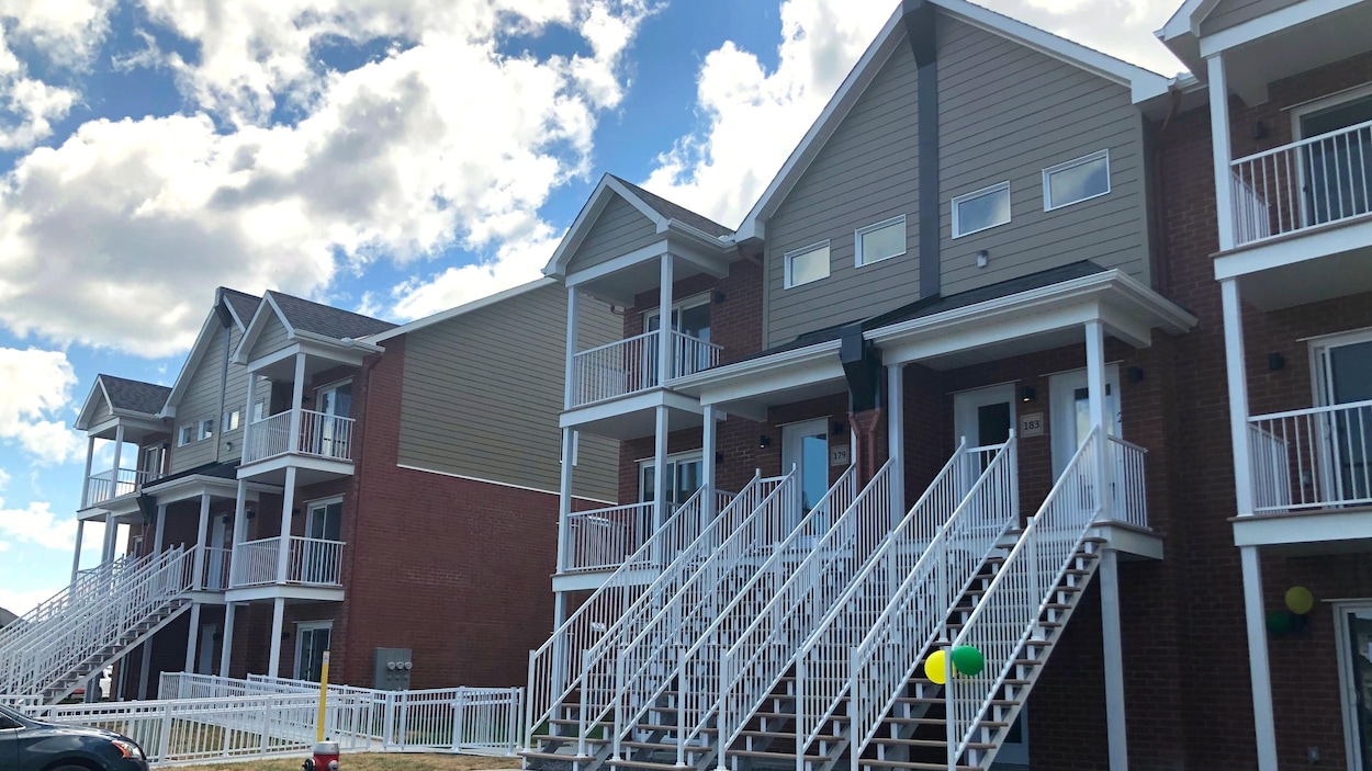 Deux ballons de couleurs sont accrochés aux escaliers menant aux logements.