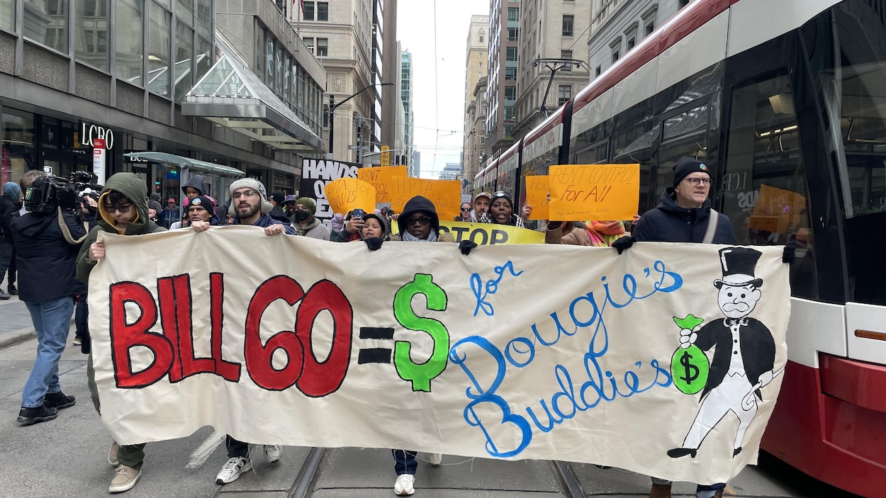 Plus d’une centaine d’Ontariens ont manifesté contre le projet de loi 60