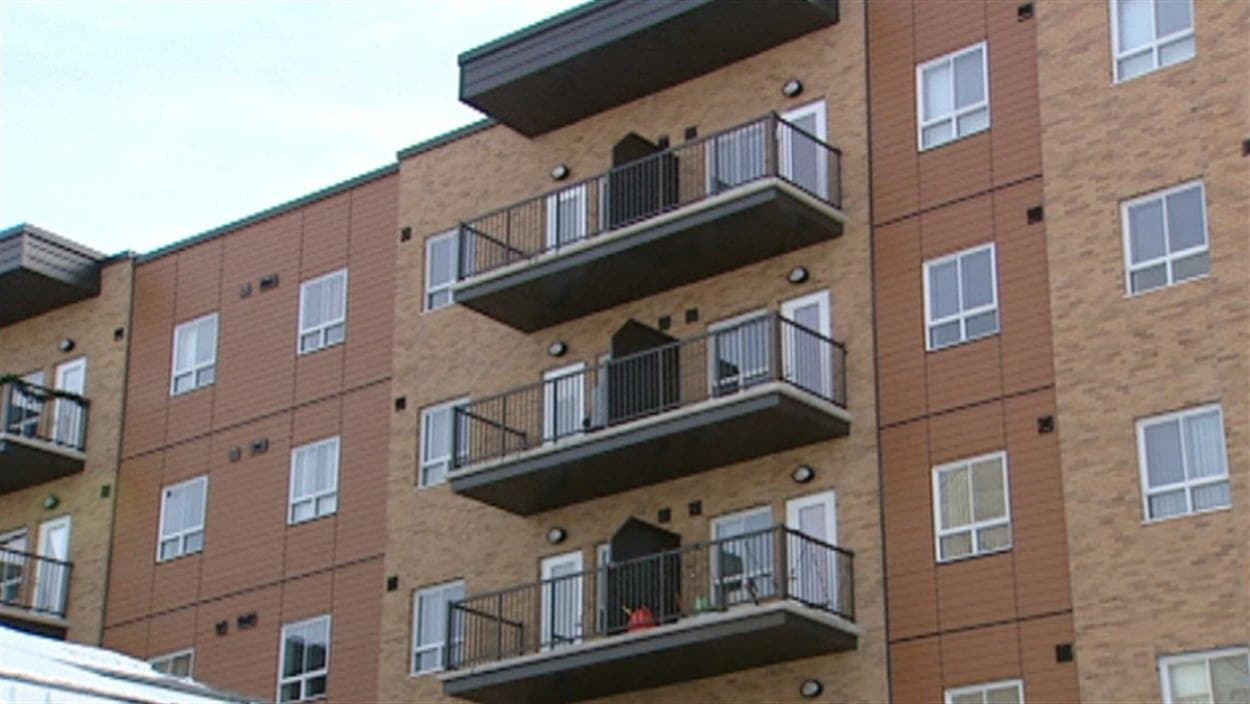 Des balcons extérieurs d'un immeuble de logements.