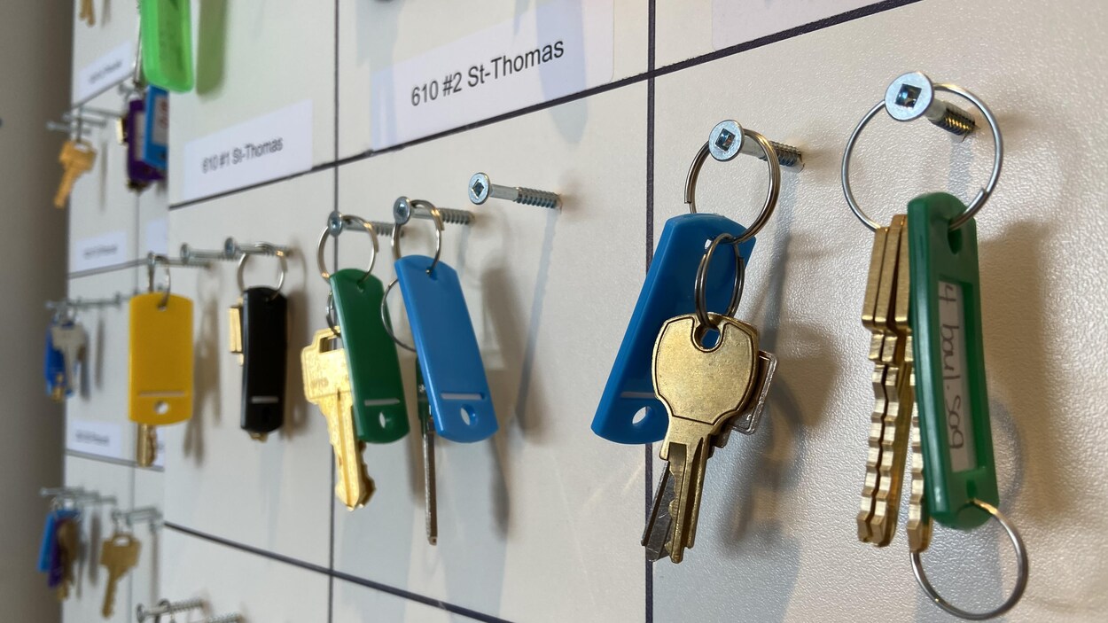 Les clés d'appartements sur des crochets 