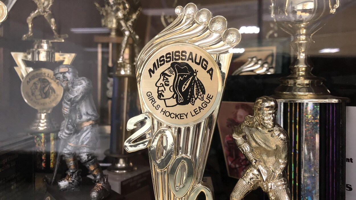 Trophée sur lequel on peut lire "Mississauga Girls Hockey League" avec le logo des Blackhawks.