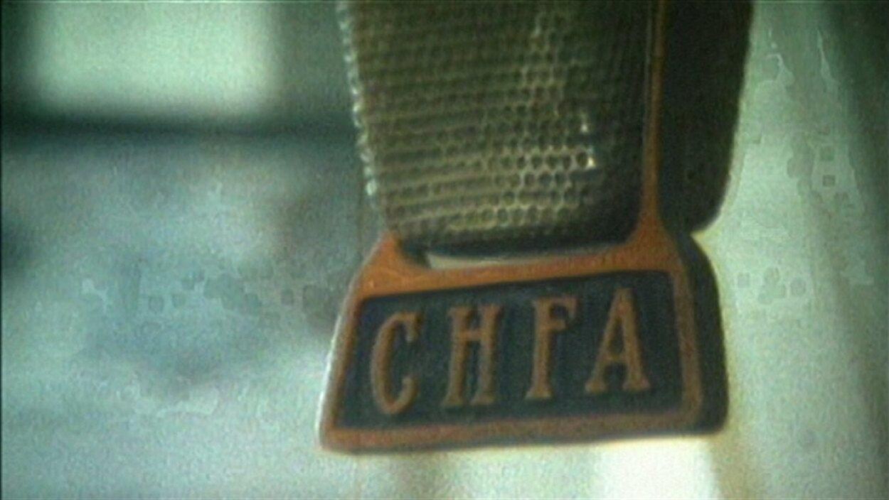 Logo de CHFA sur un micro.