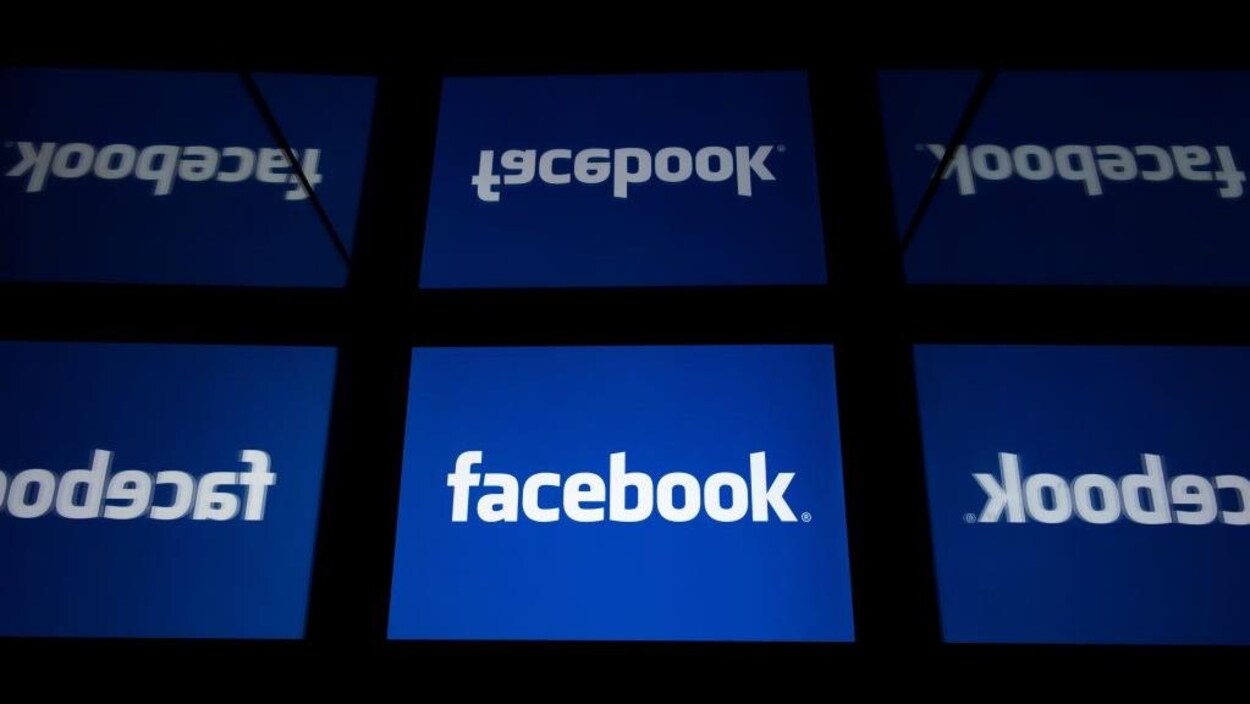 Des écrans arborent le logo blanc et bleu de Facebook