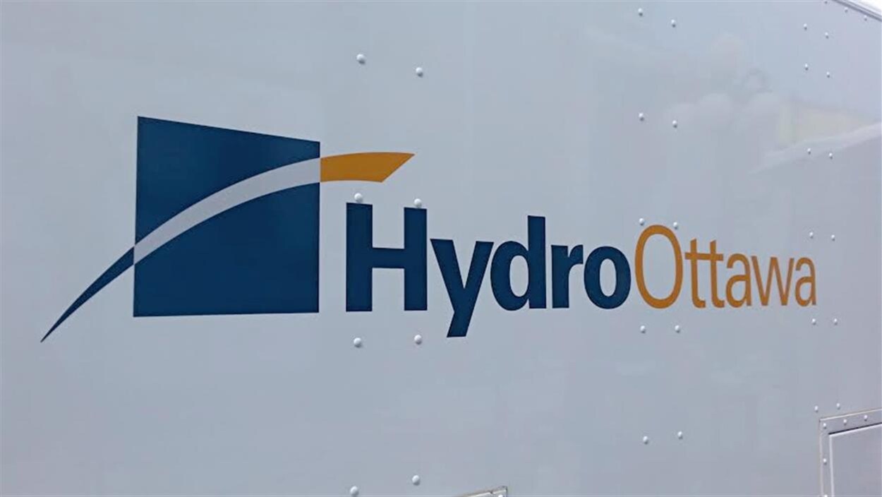 Le logo d'Hydro Ottawa est visible sur un camion de l'entreprise.