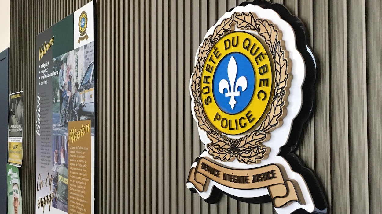 Un panneau avec le logo du service de police