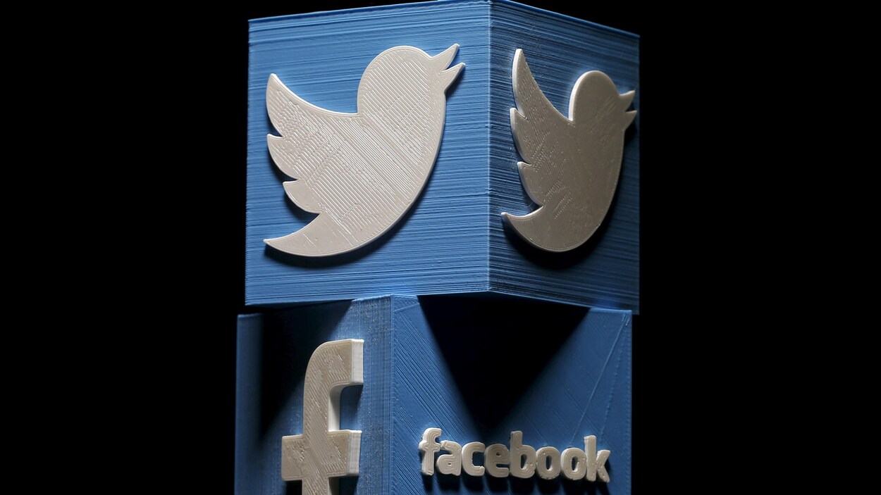 Les logos de Twitter et de Facebook