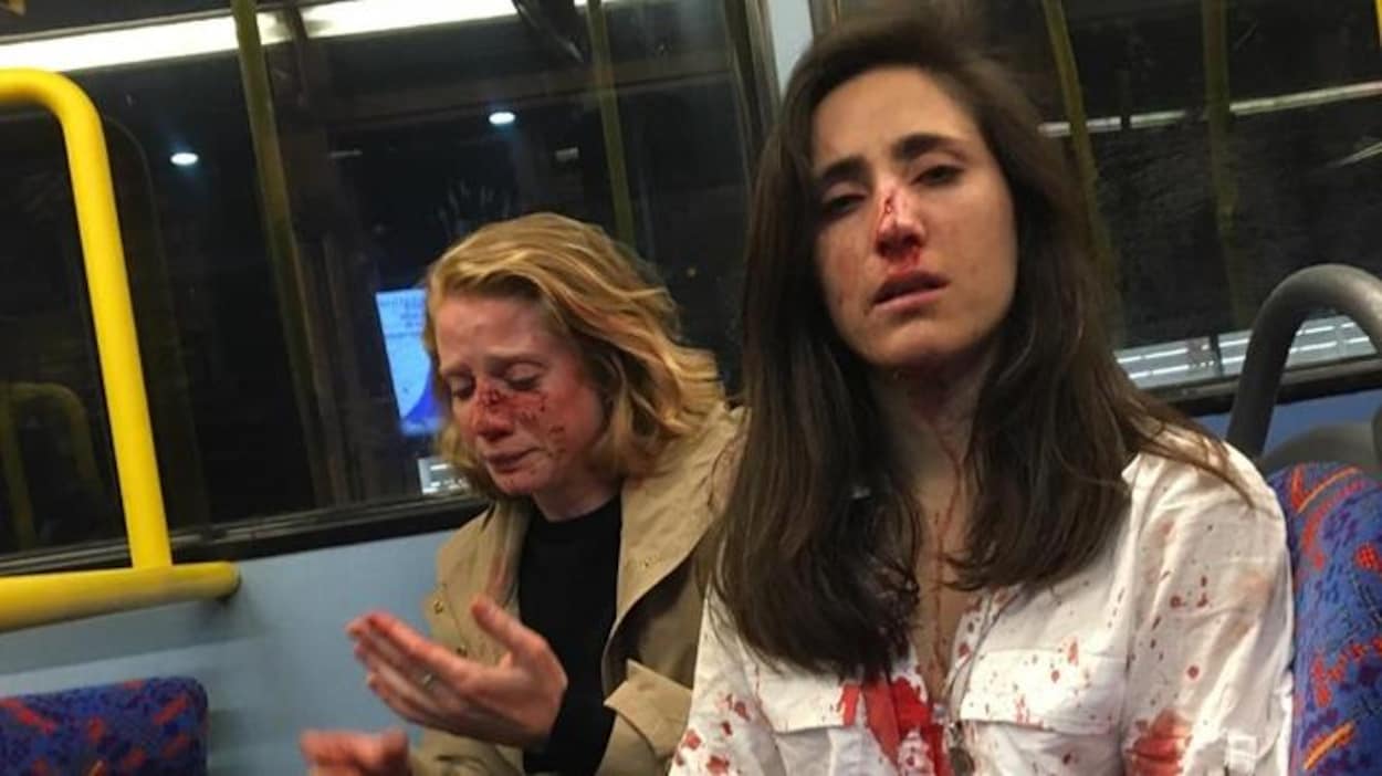 Sur une photo prise par Melania Geymonat, on la voit saigner du nez, la chemise couverte de sang, tandis qu'à ses côtés son amie a le visage en sang et semble bouleversée.