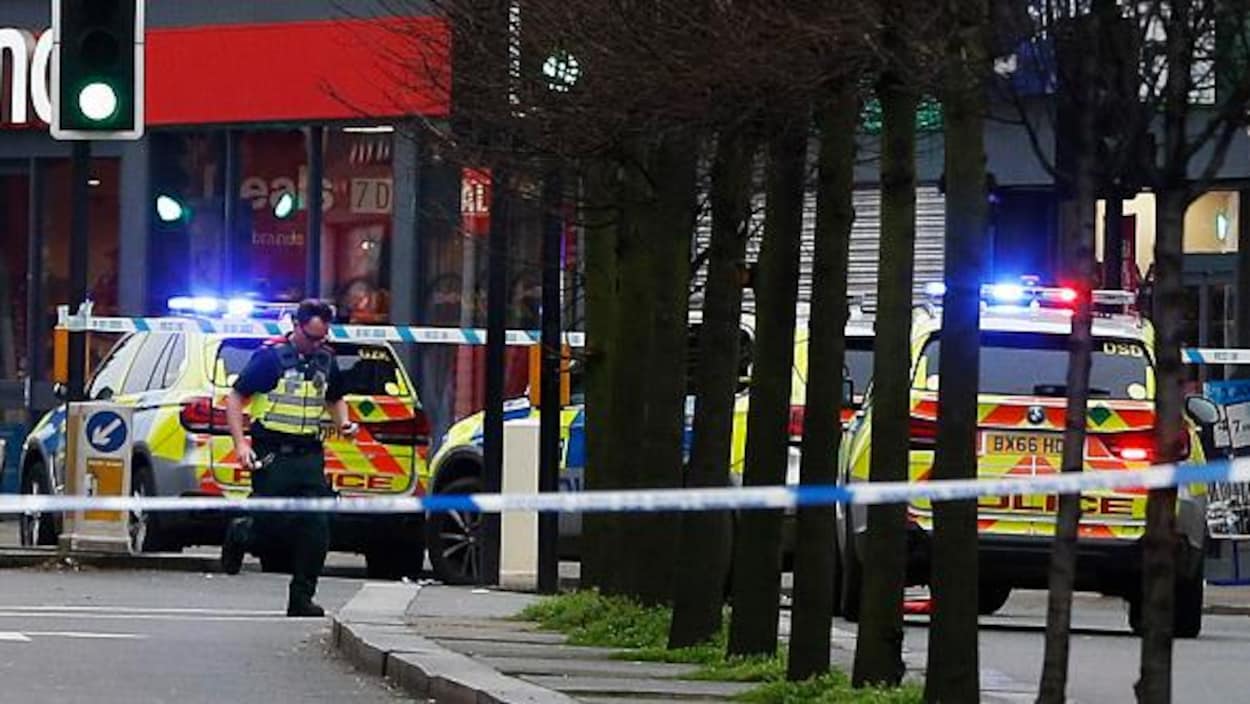 La police abat un homme ayant poignardé plusieurs personnes — Londres La police abat un homme ayant poignardé plusieurs personnes — Londres