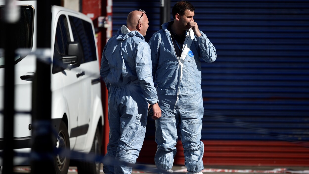 Des experts judiciaires enquêtent sur les lieux de l'attentat. Des experts judiciaires enquêtent sur les lieux de l'attentat.