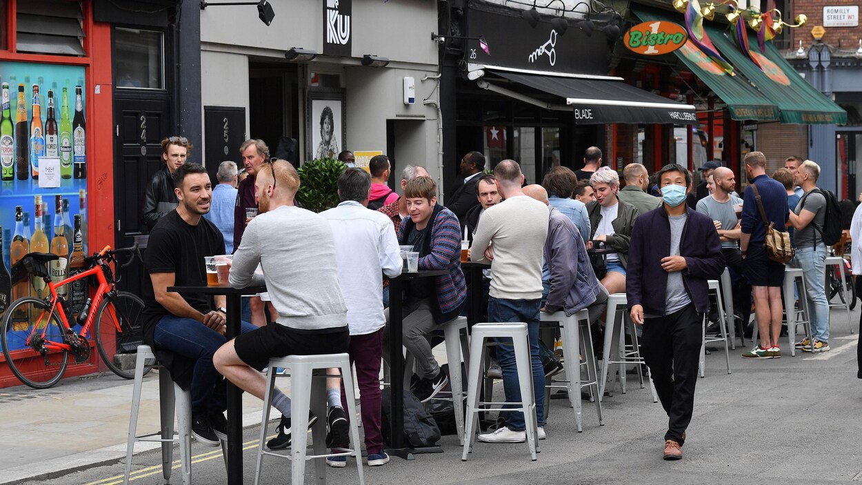 Des clients devant les bars rouverts de Soho à Londres le 4 juillet 2020.