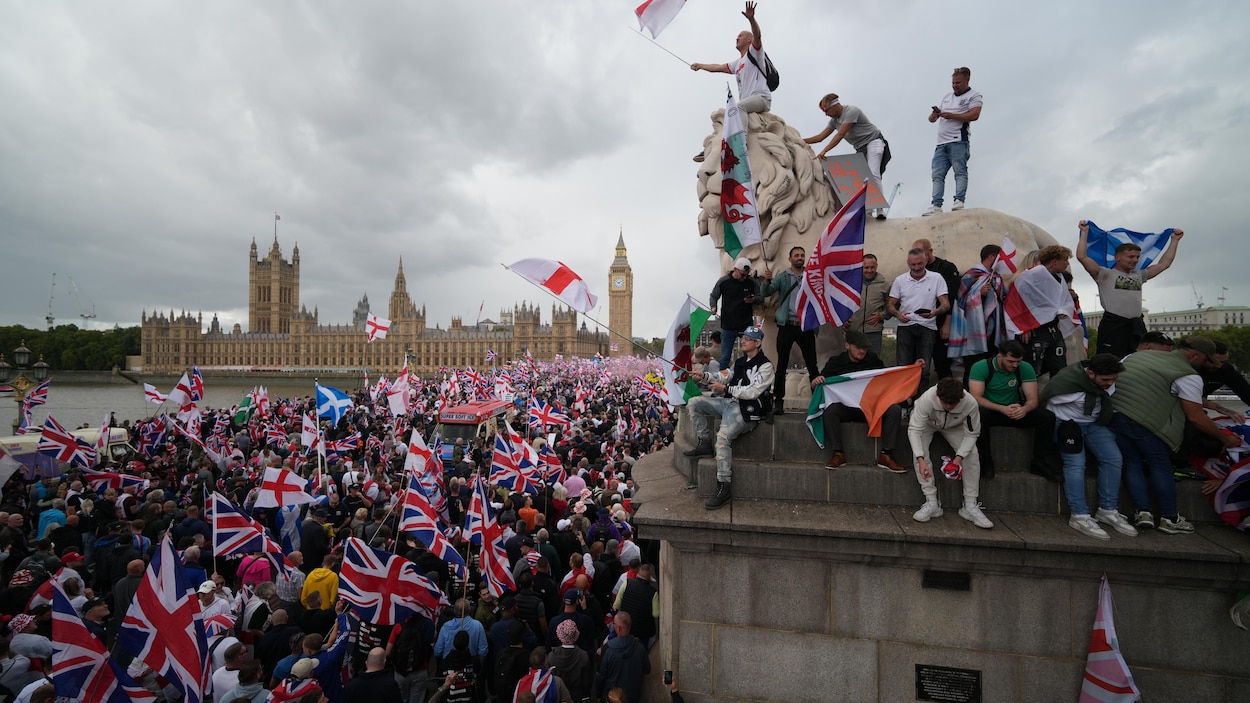 L'extrême droite a réuni jusqu'à 150 000 personnes à Londres; incidents  avec la police | Radio-Canada