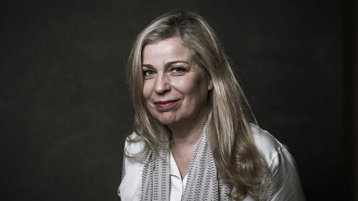 Un portrait de la réalisatrice qui sourit.