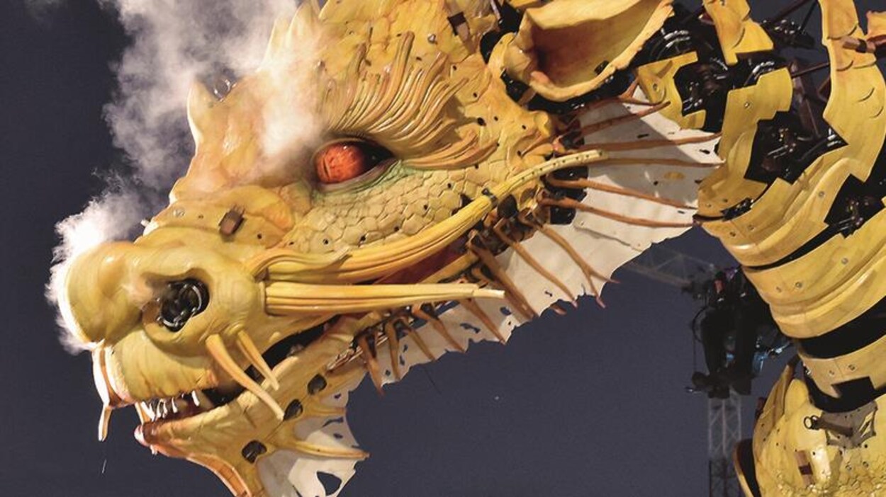 Un dragon jaune, de la fumée lui sortant des narines Un dragon jaune, de la fumée lui sortant des narines