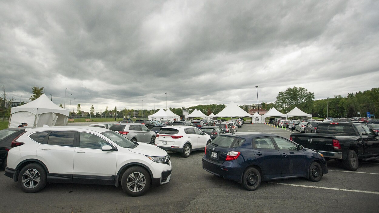 Plusieurs dizaines d'automobilistes en attente de passer un test de dépistage de la COVID-19.