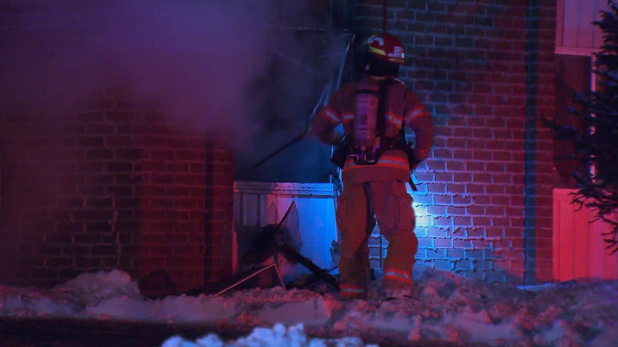 Un incendie s’est déclaré dans un immeuble d’une trentaine de logements, à Longueuil. Un incendie s’est déclaré dans un immeuble d’une trentaine de logements, à Longueuil.