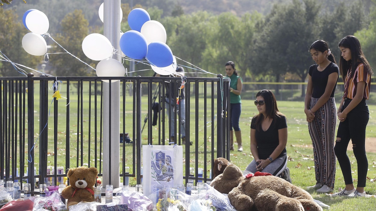 Mirna Herrera et ses filles Liliana et Alexandra se recueillent en mémoire des victimes de la fusillade à l'école Saugus de Santa Clarita.