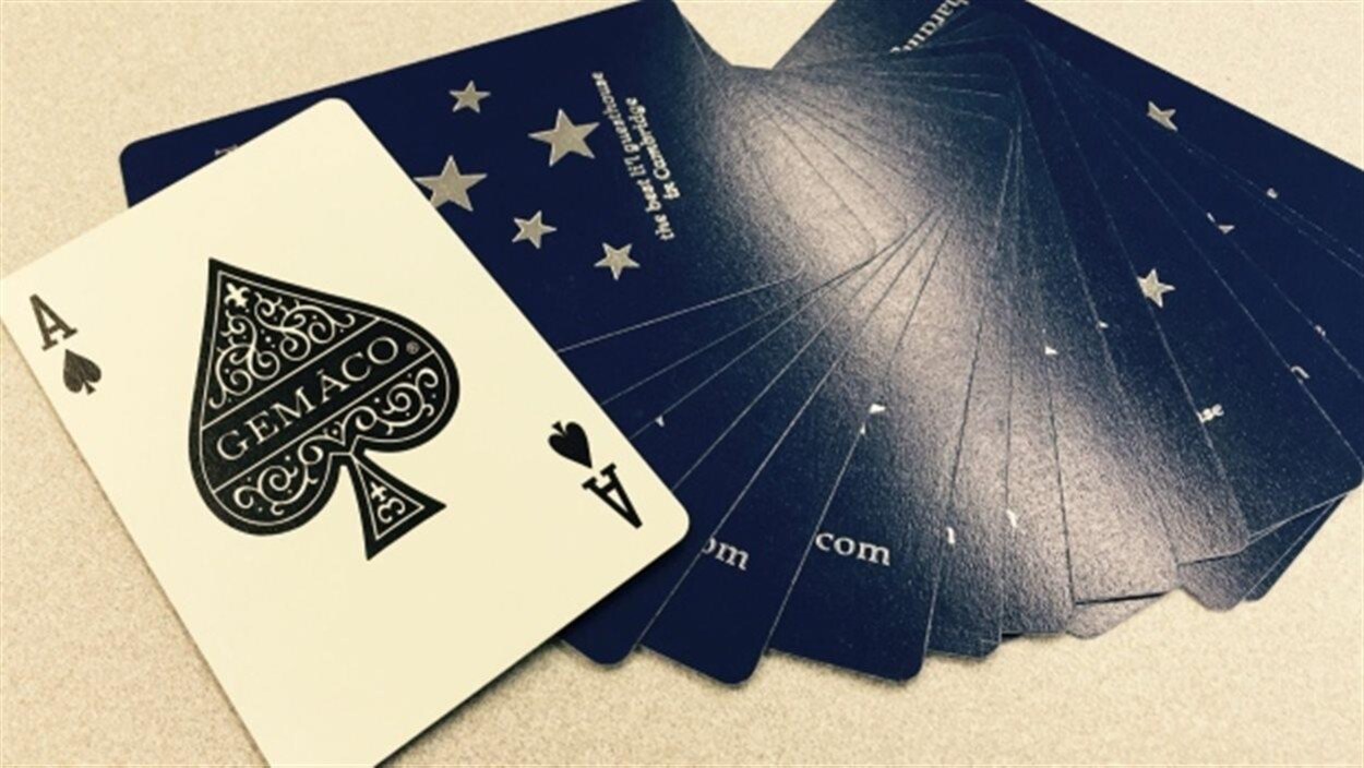 Un jeu de carte où l'as de pique est retourné.
