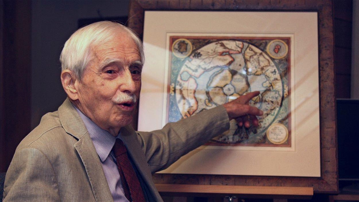 Louis-Edmond Hamelin montre une carte du doigt.