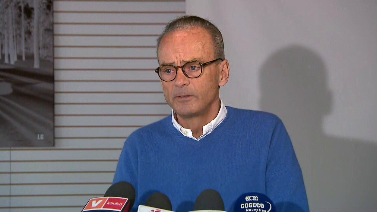 Louis Garneau en conférence de presse.