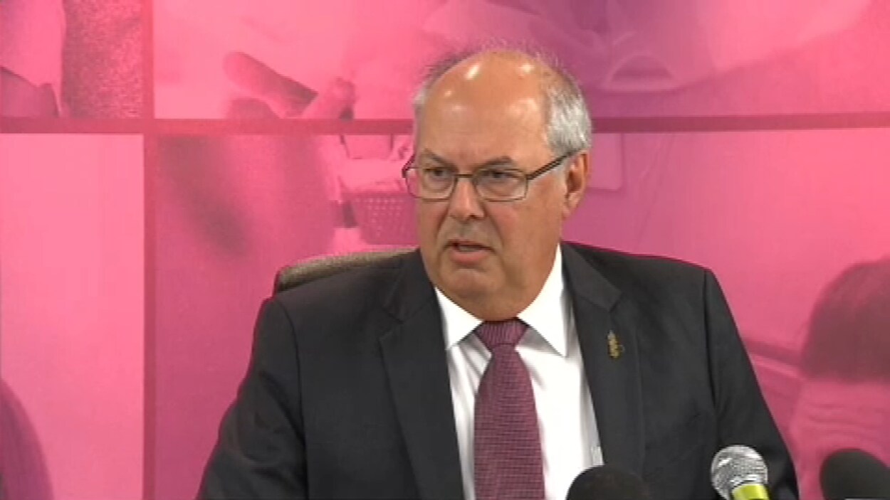 Le président de la Fédération des médecins omnipraticiens du Québec, Louis Godin, lors de la conférence de presse portant sur les frais accessoires. Le président de la Fédération des médecins omnipraticiens du Québec, Louis Godin, lors de la conférence de presse portant sur les frais accessoires.