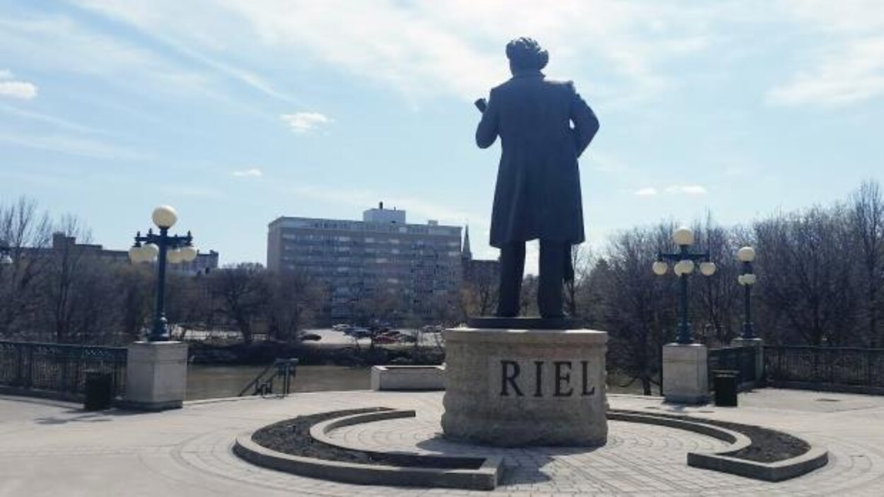 La statue à l'effigie de Louis Riel devant une rivière à Winnipeg. La statue à l'effigie de Louis Riel devant une rivière à Winnipeg.