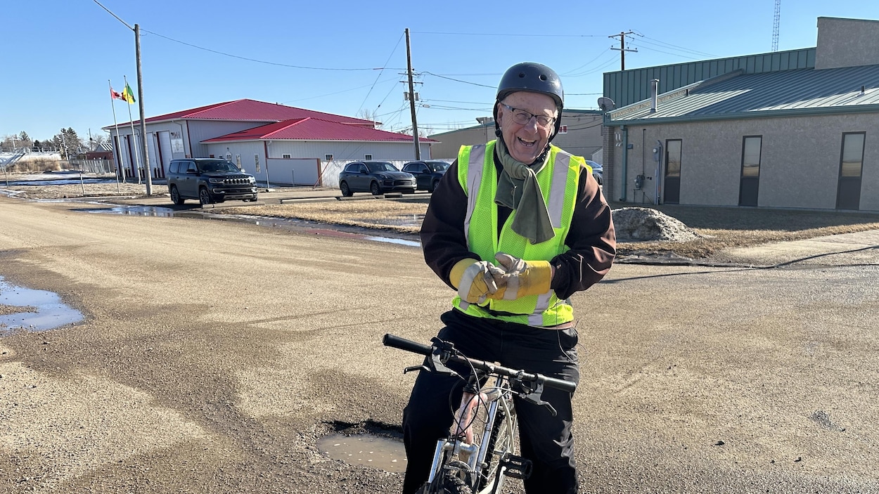 À 80 ans, il défie l’hiver saskatchewanais à vélo