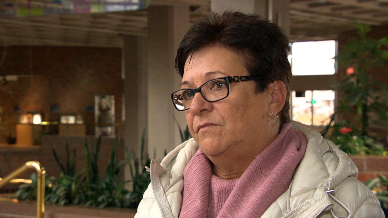 Mme Boudrias durant une entrevue à l'hôtel de ville de Gatineau.