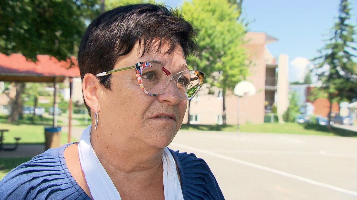 Louise Boudrias répond aux questions d'une journaliste. Louise Boudrias répond aux questions d'une journaliste.