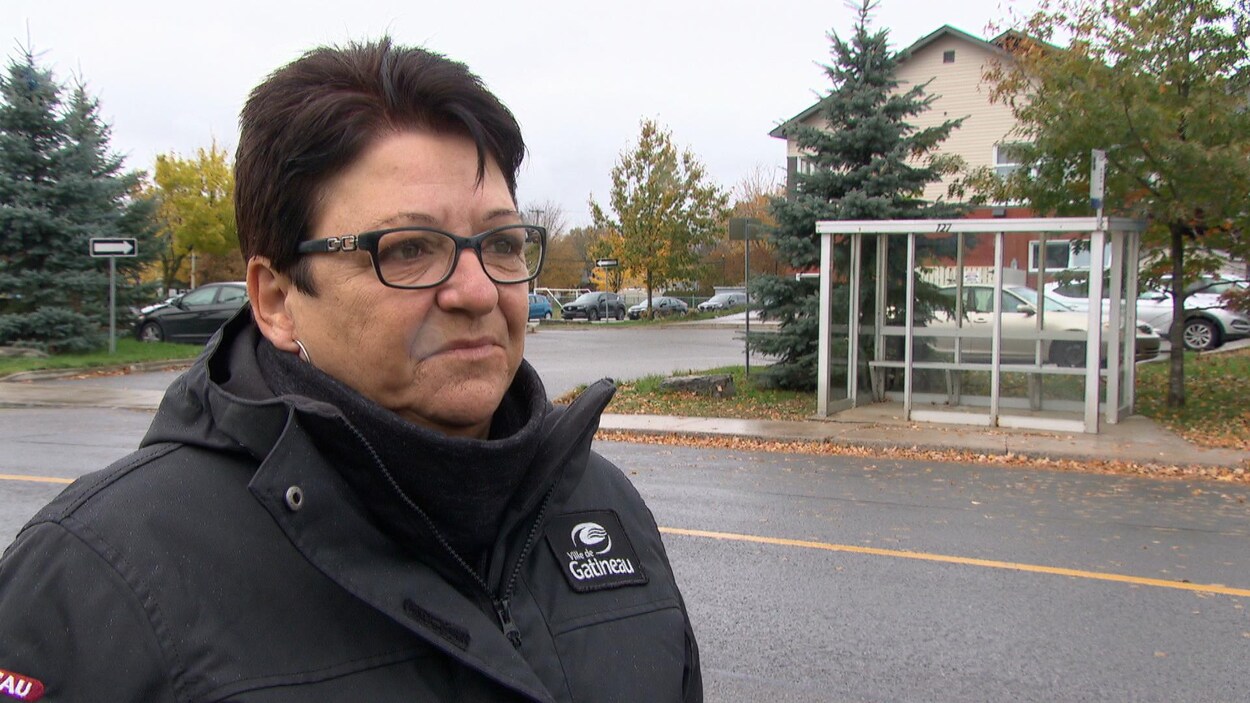 Louise Boudrias répond aux questions d'un journaliste.