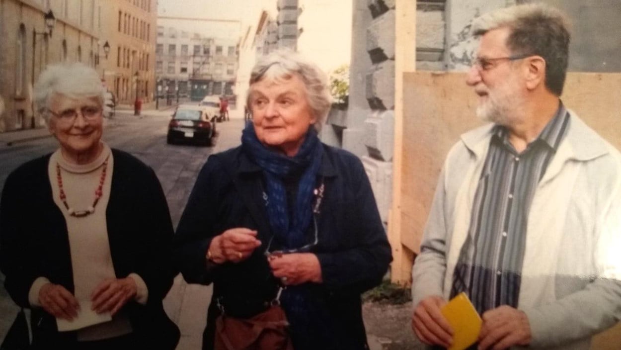 Deux femmes et un homme âgés.