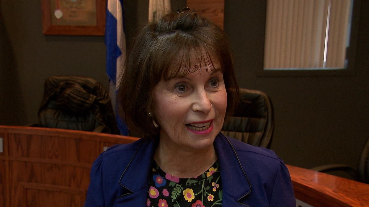 Louisette Langlois en entrevue dans une salle du conseil municipal.