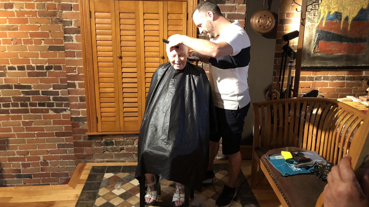 Louisette Poirier et son coiffeur, sur le point de lui faire une nouvelle tête