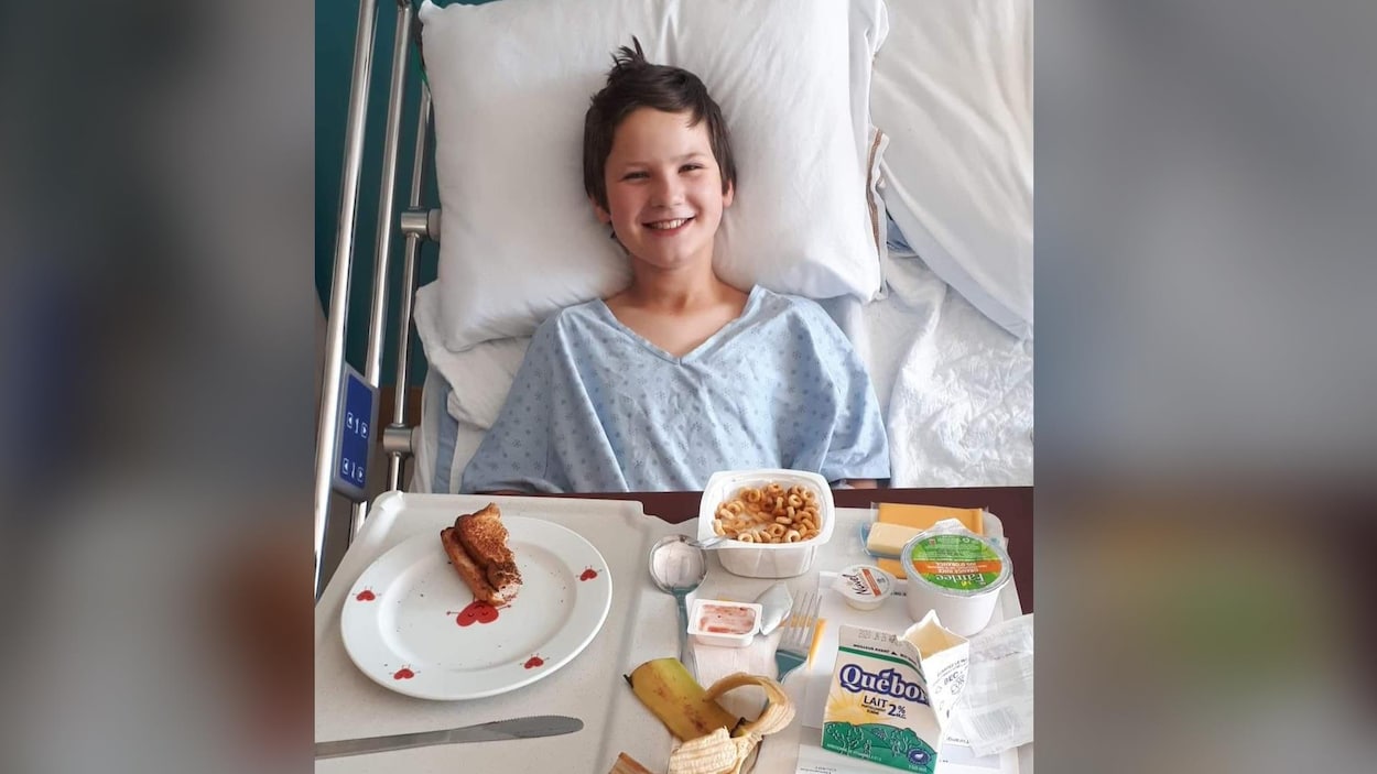 un enfant sur un lit d'hôpital