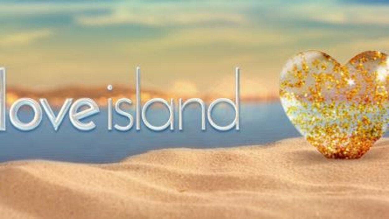 Le titre de l'émission est écrit à côté d'un cœur posé sur du sable.