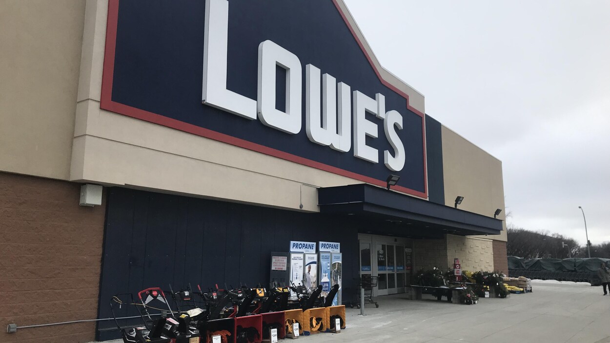 Entrée du magasin Lowe's Canada.