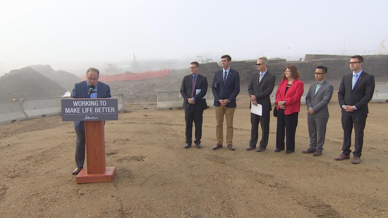 Le ministre Brian Mason annonce 176 M$ supplémentaires pour la construction de ligne de la Vallée. Le ministre Brian Mason annonce 176 M$ supplémentaires pour la construction de ligne de la Vallée.