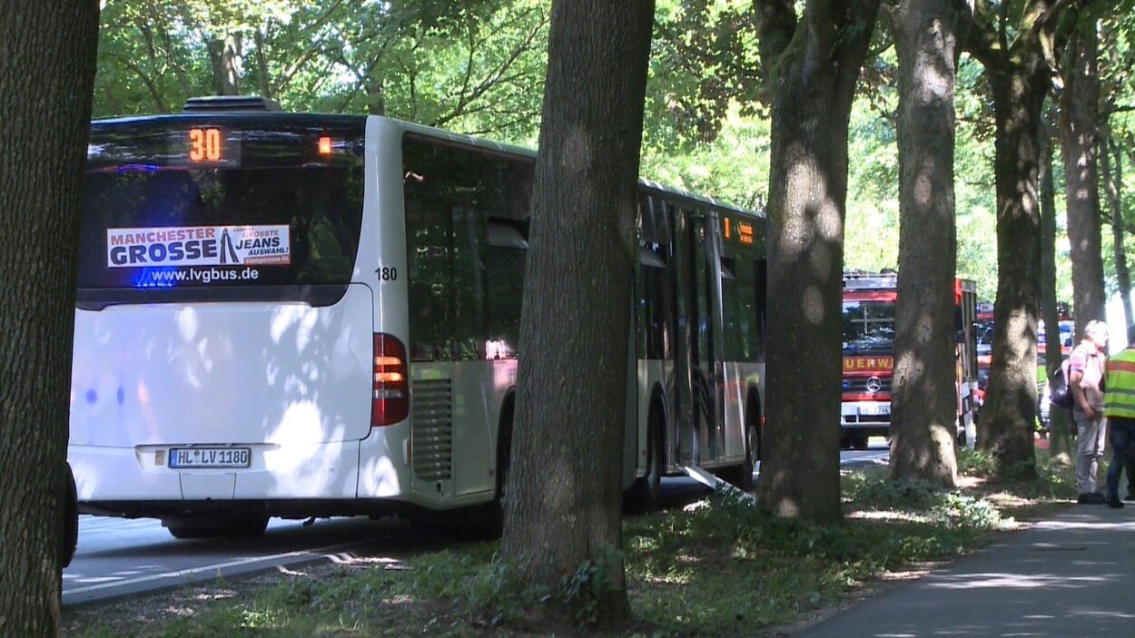 Un autobus arrêté sur le bord de la voie publique Un autobus arrêté sur le bord de la voie publique