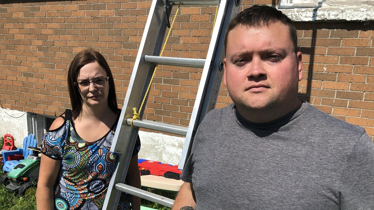 Luc Babin et sa femme, Anne-Renée, sur les lieux de l'accident.