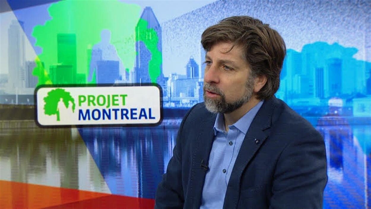 Luc Ferrandez répond aux questions d'un animateur sur un plateau de Radio-Canada.