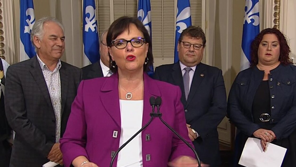 Lucie Charlebois, ministre déléguée à la Protection de la jeunesse du Québec, entourée de Ghislain Picard de l'APNQL, Denis Baraby de la DPJ et Geneviève Rioux de la FFARIQ